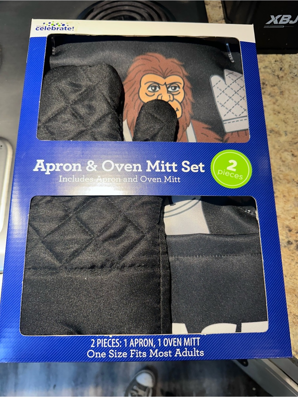 Bigfoot “Beast of the Grill” Apron & Oven Mitt Set NWT Sasquatch BBQ Gift